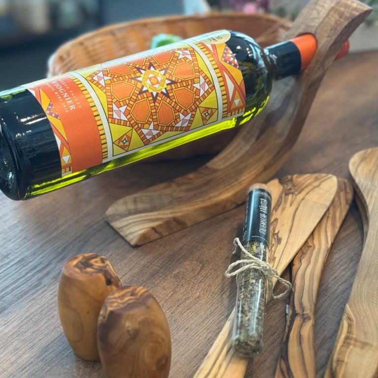 Wein auf Olivenholzhalter